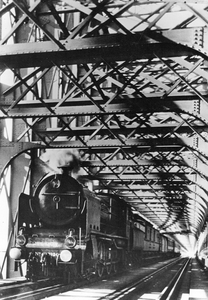 154946 Afbeelding van de stoomlocomotief nr. NS 3924 (serie 3900) van de N.S. op de spoorbrug over de Lek bij Culemborg.